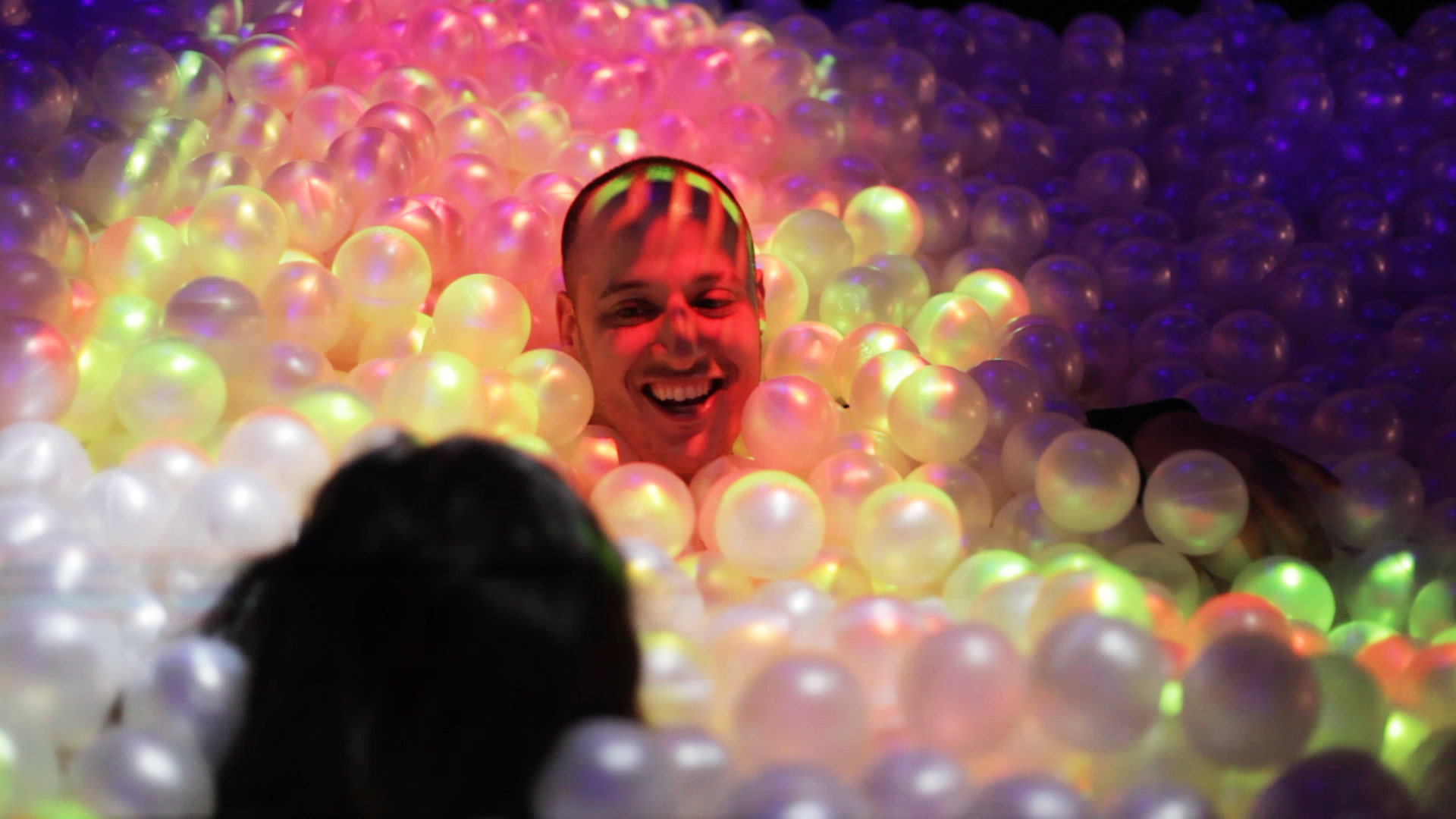 Play Pit - an interactive projection mapped ball pit